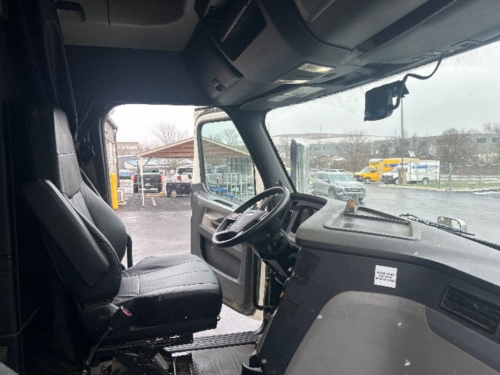 Sleeper Tractor-Heavy Duty Tractors-Freightliner-2019-T12664ST-Mount Pleasant-PA-634,014\n\t\tmiles-$ 44,500 - Image 15