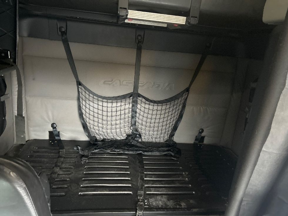 Sleeper Tractor-Heavy Duty Tractors-Freightliner-2019-T12664ST-Mount Pleasant-PA-634,014\n\t\tmiles-$ 44,500 - Image 16