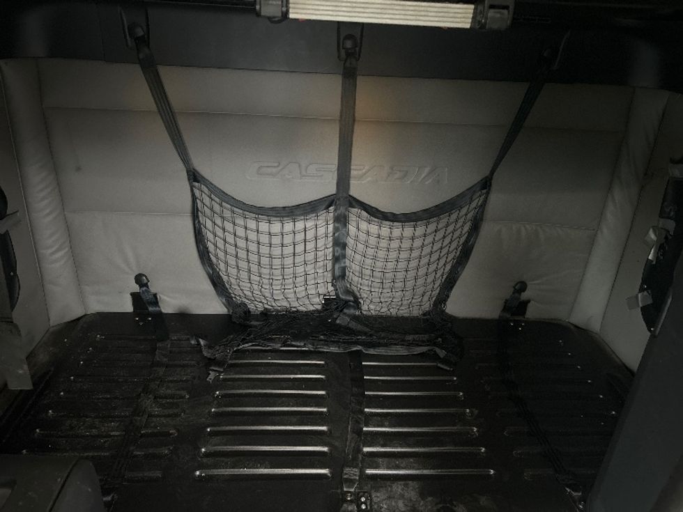 Sleeper Tractor-Heavy Duty Tractors-Freightliner-2019-T12664ST-Mount Pleasant-PA-634,014\n\t\tmiles-$ 44,500 - Image 17