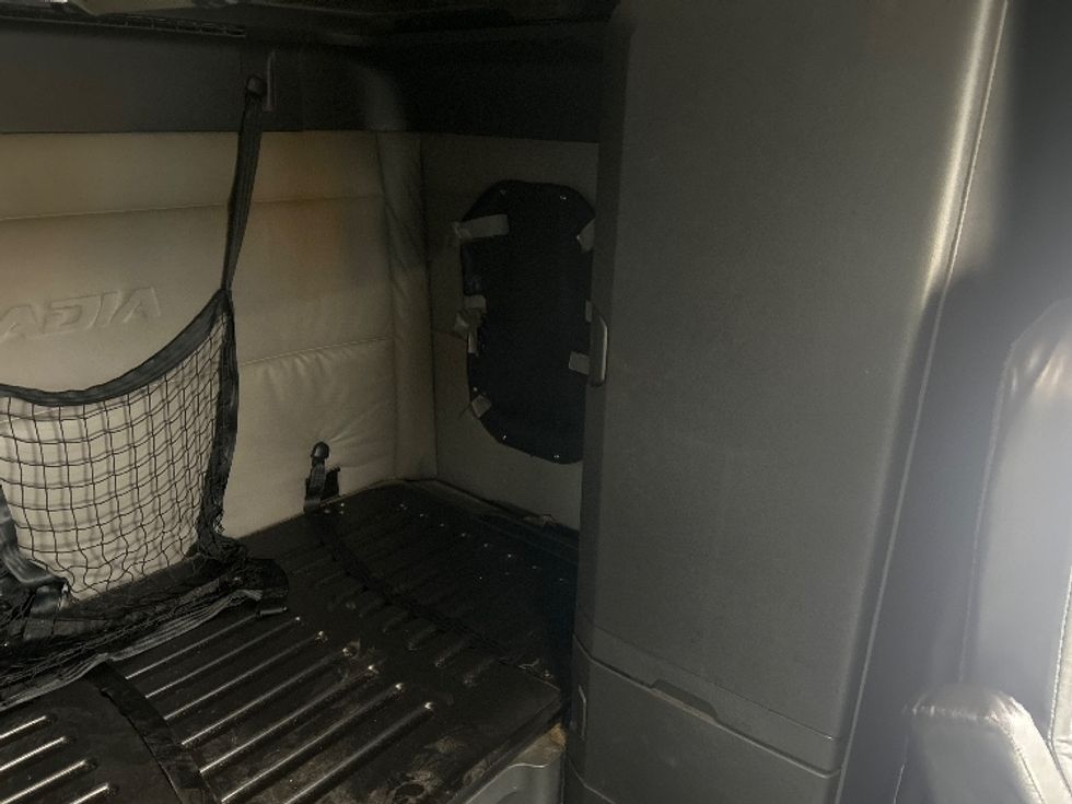 Sleeper Tractor-Heavy Duty Tractors-Freightliner-2019-T12664ST-Mount Pleasant-PA-634,014\n\t\tmiles-$ 44,500 - Image 18