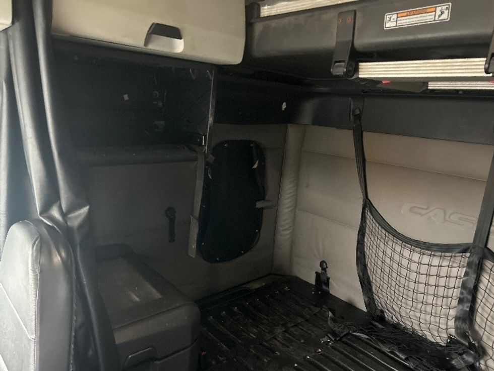 Sleeper Tractor-Heavy Duty Tractors-Freightliner-2019-T12664ST-Mount Pleasant-PA-634,014\n\t\tmiles-$ 44,500 - Image 19