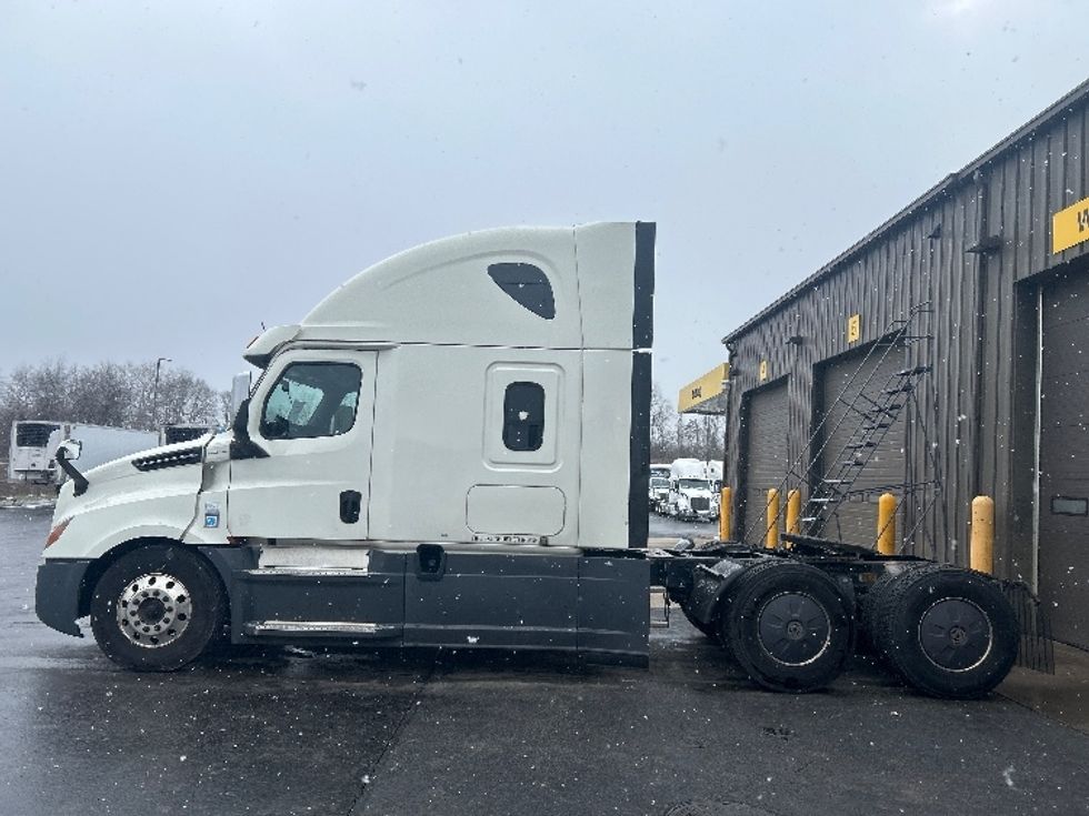 Sleeper Tractor-Heavy Duty Tractors-Freightliner-2019-T12664ST-Mount Pleasant-PA-634,014\n\t\tmiles-$ 44,500 - Image 4
