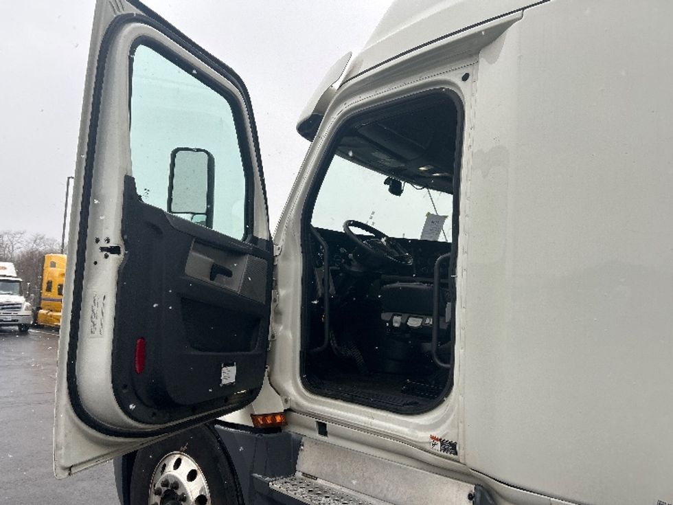 Sleeper Tractor-Heavy Duty Tractors-Freightliner-2019-T12664ST-Mount Pleasant-PA-634,014\n\t\tmiles-$ 44,500 - Image 9