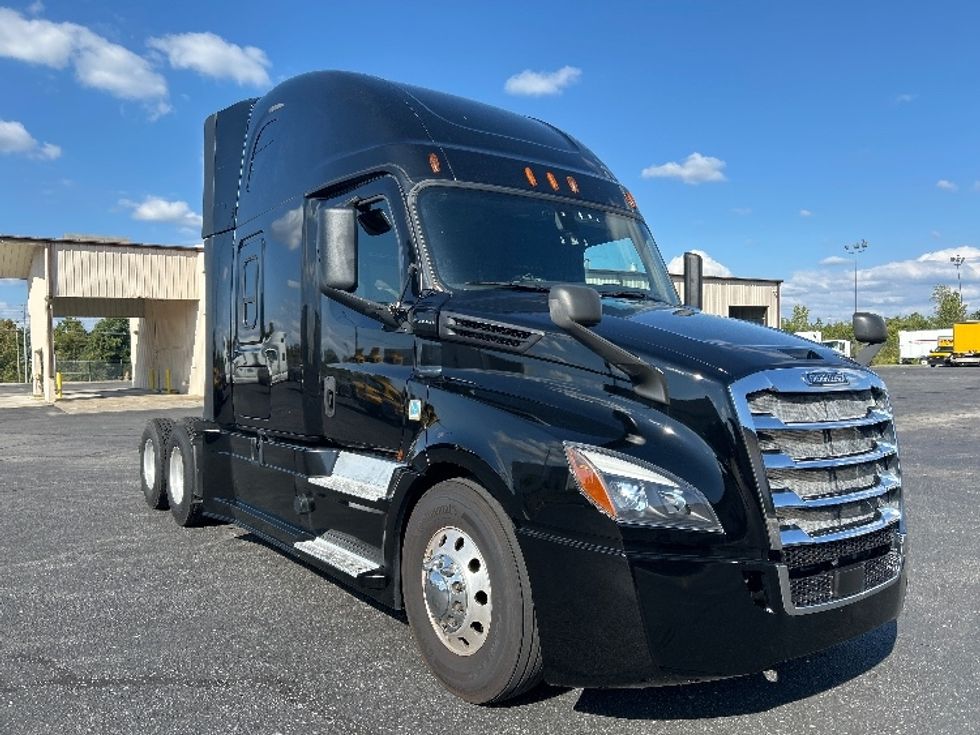Sleeper Tractor-Heavy Duty Tractors-Freightliner-2019-T12664ST-Nashville (Mount Juliet)-TN-566,896\n\t\tmiles-$ 58,000 - Image 1