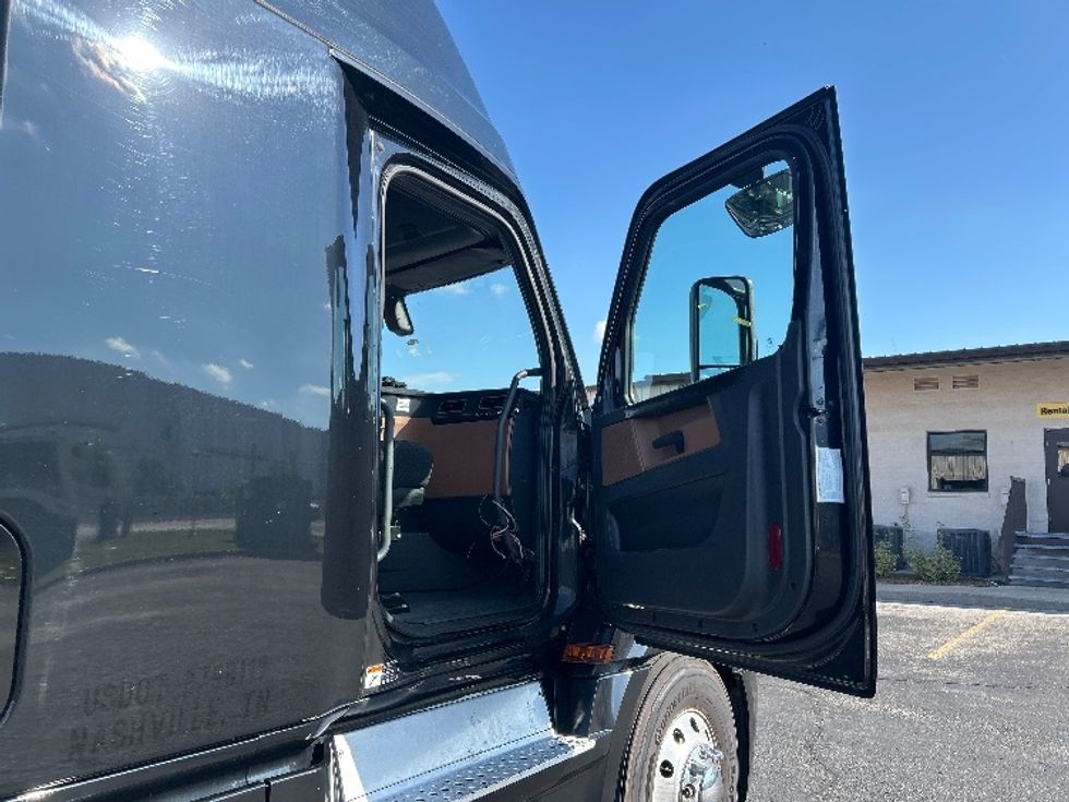 Sleeper Tractor-Heavy Duty Tractors-Freightliner-2019-T12664ST-Nashville (Mount Juliet)-TN-566,896\n\t\tmiles-$ 58,000 - Image 13