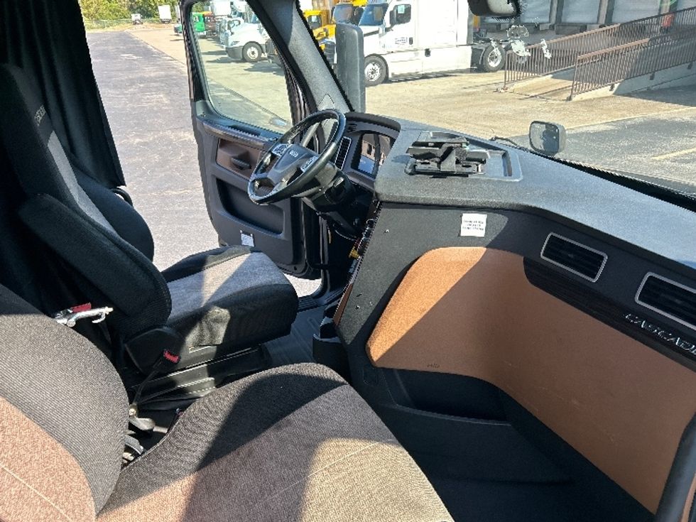 Sleeper Tractor-Heavy Duty Tractors-Freightliner-2019-T12664ST-Nashville (Mount Juliet)-TN-566,896\n\t\tmiles-$ 58,000 - Image 15