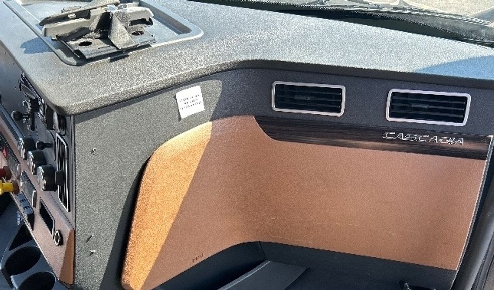 Sleeper Tractor-Heavy Duty Tractors-Freightliner-2019-T12664ST-Nashville (Mount Juliet)-TN-566,896\n\t\tmiles-$ 58,000 - Image 14