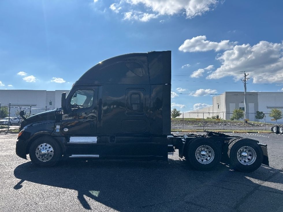 Sleeper Tractor-Heavy Duty Tractors-Freightliner-2019-T12664ST-Nashville (Mount Juliet)-TN-566,896\n\t\tmiles-$ 58,000 - Image 4