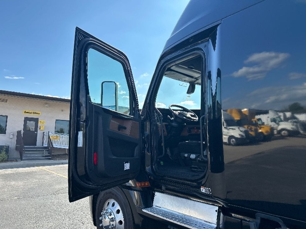 Sleeper Tractor-Heavy Duty Tractors-Freightliner-2019-T12664ST-Nashville (Mount Juliet)-TN-566,896\n\t\tmiles-$ 58,000 - Image 9