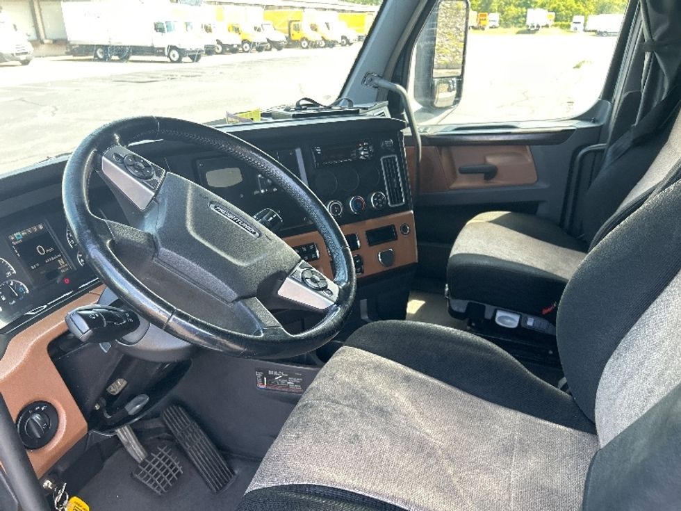 Sleeper Tractor-Heavy Duty Tractors-Freightliner-2019-T12664ST-Nashville (Mount Juliet)-TN-609,520\n\t\tmiles-$ 55,500 - Image 10