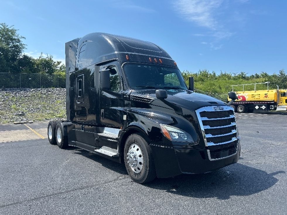 Sleeper Tractor-Heavy Duty Tractors-Freightliner-2019-T12664ST-Nashville (Mount Juliet)-TN-609,520\n\t\tmiles-$ 55,500 - Image 1