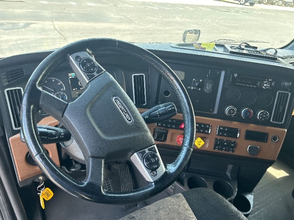 Sleeper Tractor-Heavy Duty Tractors-Freightliner-2019-T12664ST-Nashville (Mount Juliet)-TN-609,520\n\t\tmiles-$ 55,500 - Image 11
