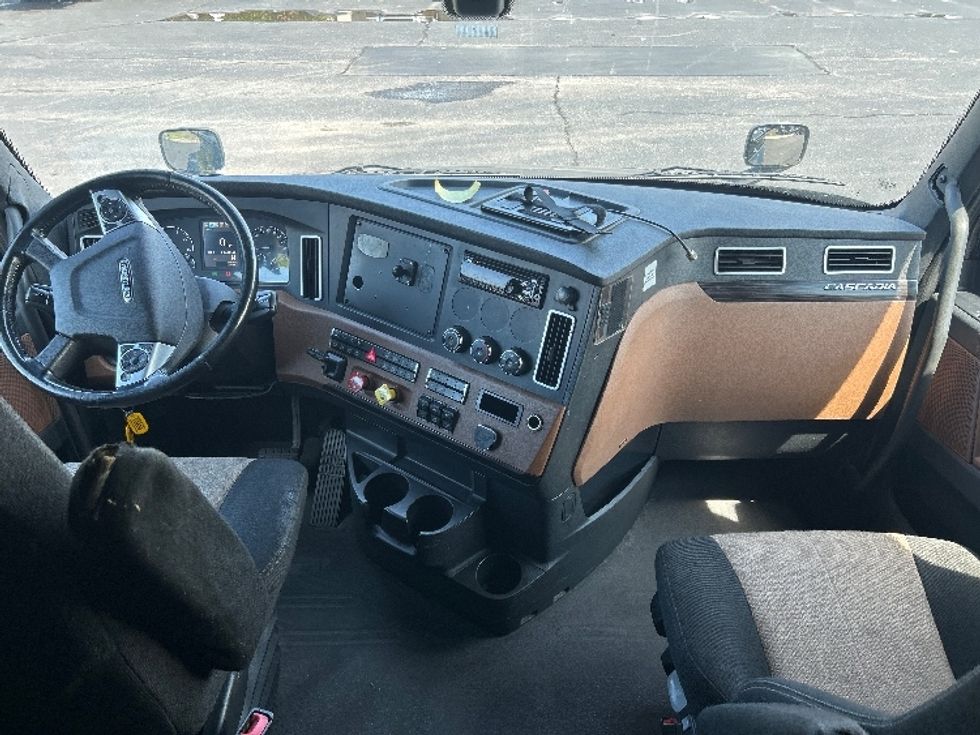 Sleeper Tractor-Heavy Duty Tractors-Freightliner-2019-T12664ST-Nashville (Mount Juliet)-TN-609,520\n\t\tmiles-$ 55,500 - Image 12