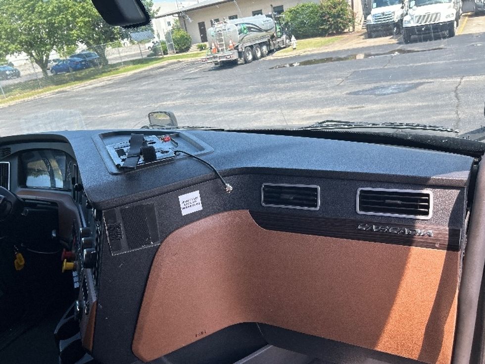 Sleeper Tractor-Heavy Duty Tractors-Freightliner-2019-T12664ST-Nashville (Mount Juliet)-TN-609,520\n\t\tmiles-$ 55,500 - Image 14