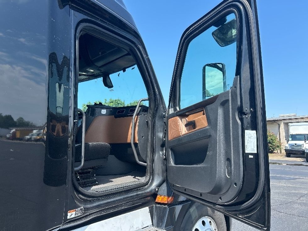 Sleeper Tractor-Heavy Duty Tractors-Freightliner-2019-T12664ST-Nashville (Mount Juliet)-TN-609,520\n\t\tmiles-$ 55,500 - Image 13