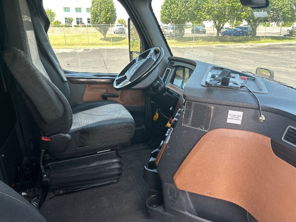 Sleeper Tractor-Heavy Duty Tractors-Freightliner-2019-T12664ST-Nashville (Mount Juliet)-TN-609,520\n\t\tmiles-$ 55,500 - Image 15