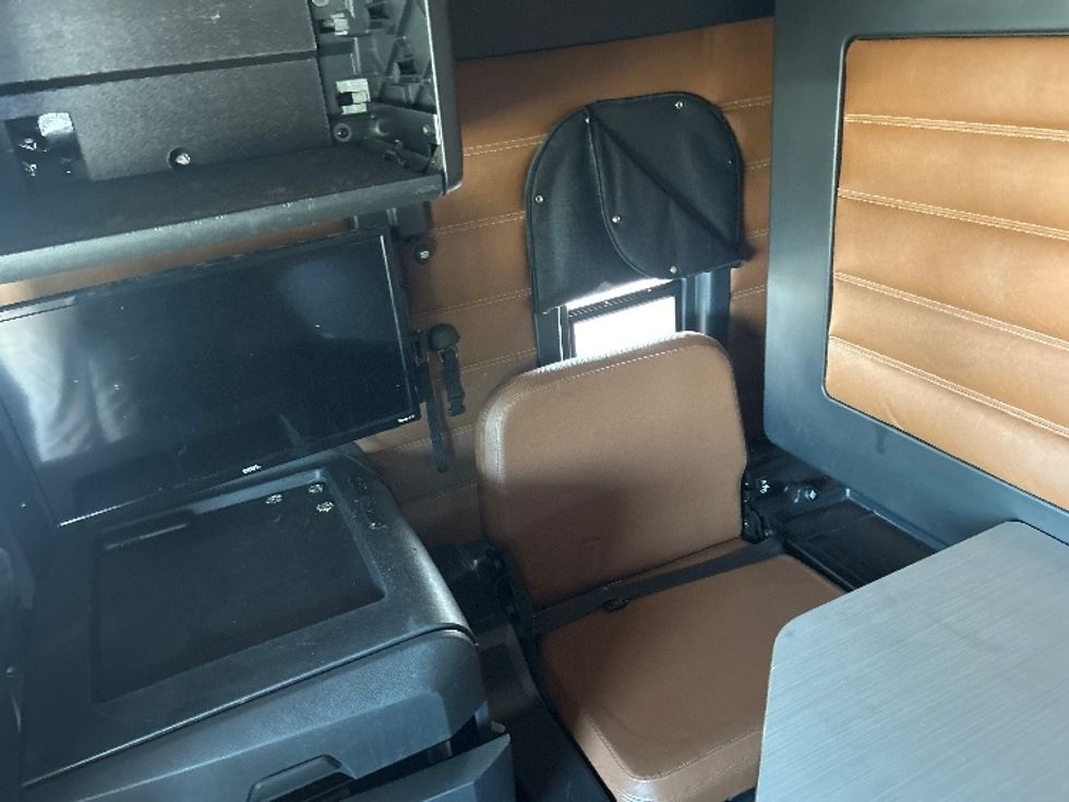 Sleeper Tractor-Heavy Duty Tractors-Freightliner-2019-T12664ST-Nashville (Mount Juliet)-TN-609,520\n\t\tmiles-$ 55,500 - Image 19