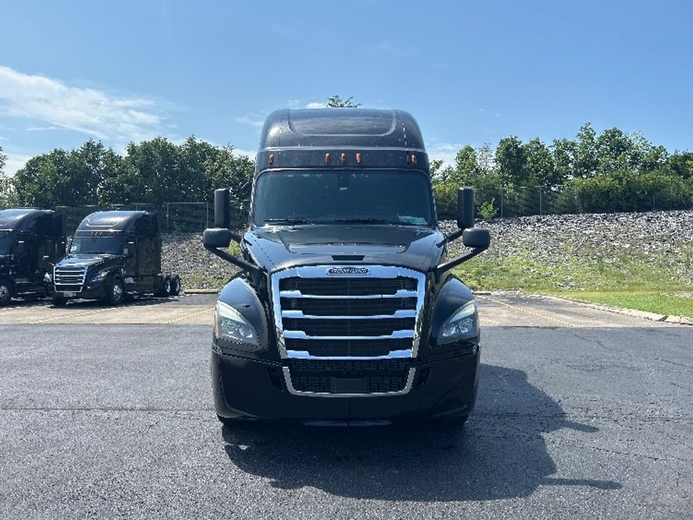 Sleeper Tractor-Heavy Duty Tractors-Freightliner-2019-T12664ST-Nashville (Mount Juliet)-TN-609,520\n\t\tmiles-$ 55,500 - Image 2