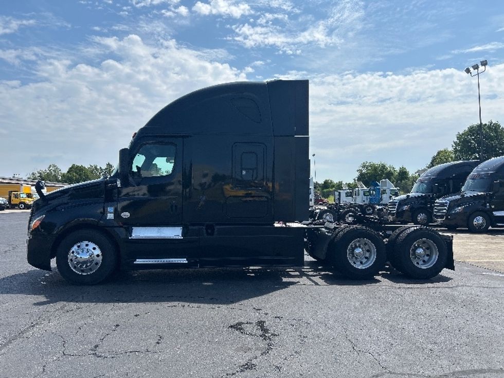 Sleeper Tractor-Heavy Duty Tractors-Freightliner-2019-T12664ST-Nashville (Mount Juliet)-TN-609,520\n\t\tmiles-$ 55,500 - Image 4