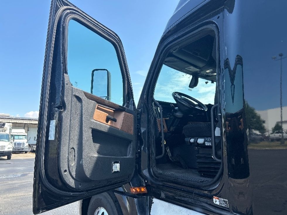 Sleeper Tractor-Heavy Duty Tractors-Freightliner-2019-T12664ST-Nashville (Mount Juliet)-TN-609,520\n\t\tmiles-$ 55,500 - Image 9