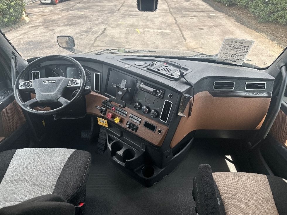 Sleeper Tractor-Heavy Duty Tractors-Freightliner-2019-T12664ST-Nashville (Mount Juliet)-TN-609,790\n\t\tmiles-$ 55,500 - Image 12