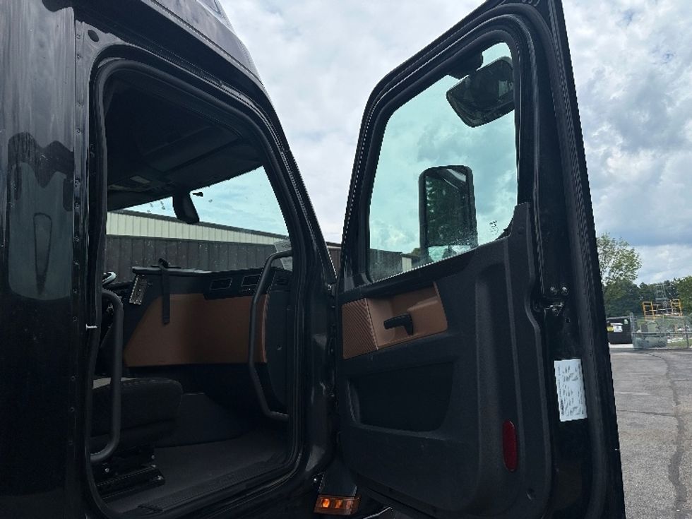 Sleeper Tractor-Heavy Duty Tractors-Freightliner-2019-T12664ST-Nashville (Mount Juliet)-TN-609,790\n\t\tmiles-$ 55,500 - Image 13