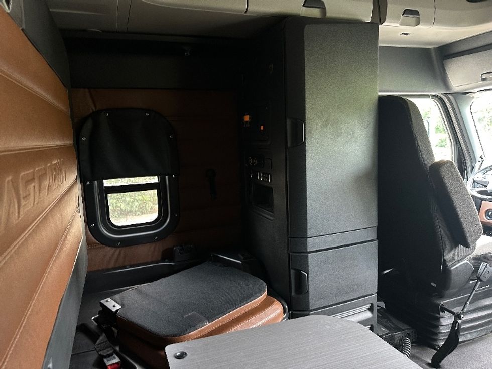 Sleeper Tractor-Heavy Duty Tractors-Freightliner-2019-T12664ST-Nashville (Mount Juliet)-TN-609,790\n\t\tmiles-$ 55,500 - Image 18