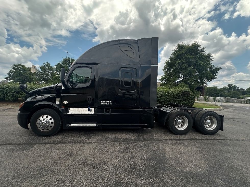 Sleeper Tractor-Heavy Duty Tractors-Freightliner-2019-T12664ST-Nashville (Mount Juliet)-TN-609,790\n\t\tmiles-$ 55,500 - Image 4
