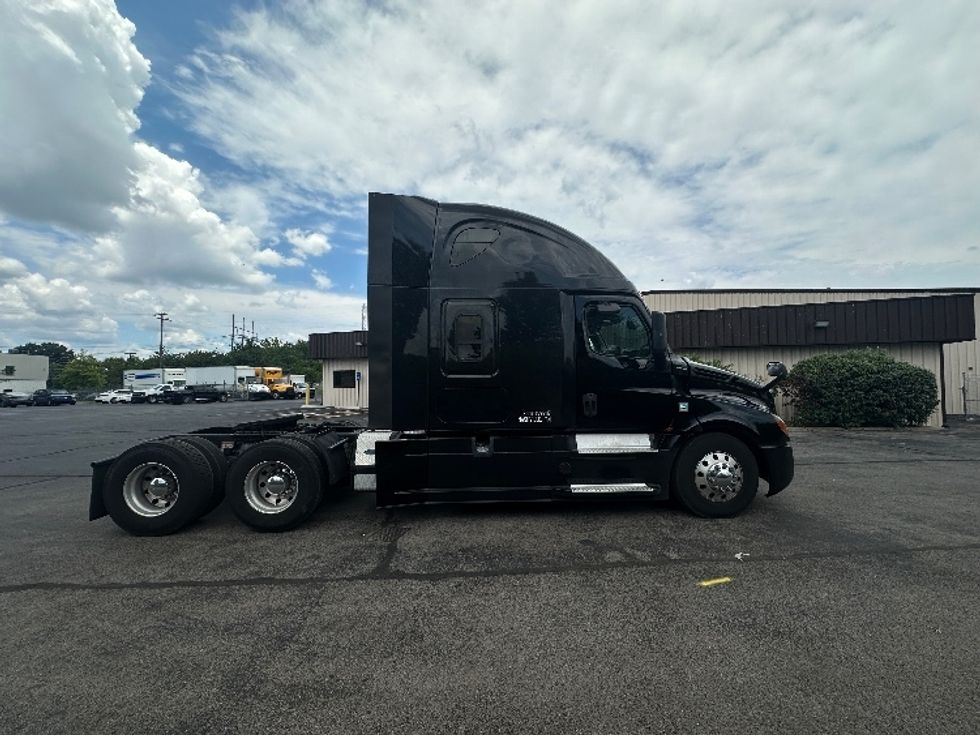 Sleeper Tractor-Heavy Duty Tractors-Freightliner-2019-T12664ST-Nashville (Mount Juliet)-TN-609,790\n\t\tmiles-$ 55,500 - Image 8