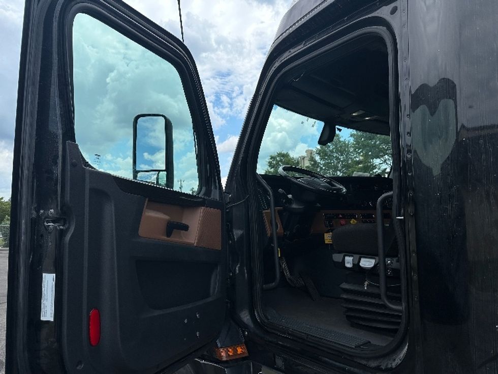 Sleeper Tractor-Heavy Duty Tractors-Freightliner-2019-T12664ST-Nashville (Mount Juliet)-TN-609,790\n\t\tmiles-$ 55,500 - Image 9