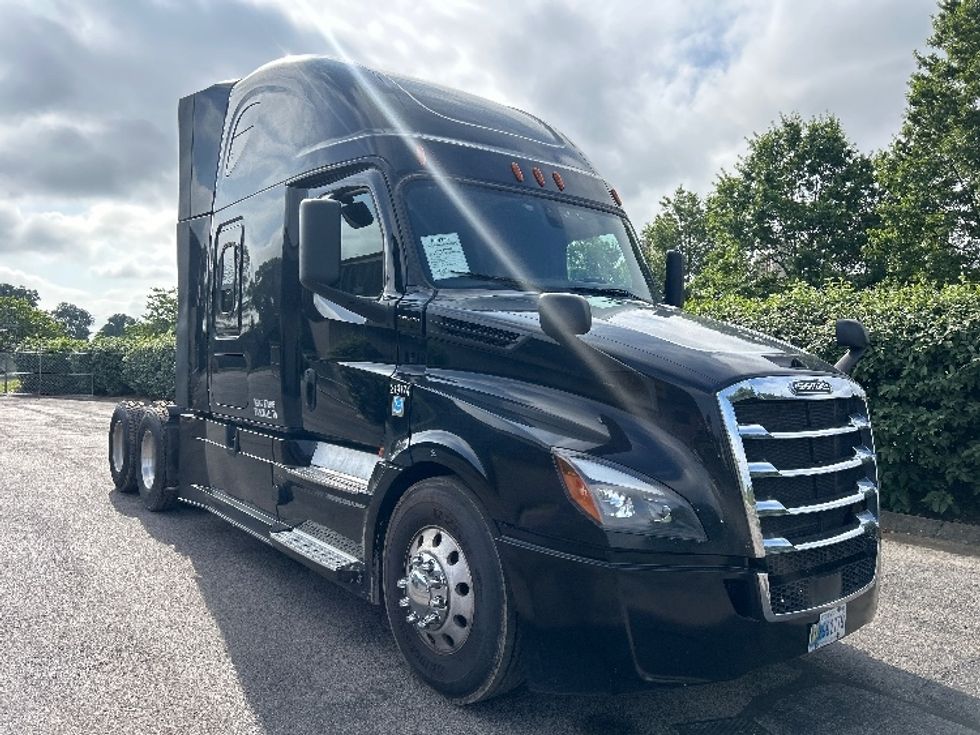 Sleeper Tractor-Heavy Duty Tractors-Freightliner-2019-T12664ST-Nashville (Mount Juliet)-TN-615,819\n\t\tmiles-$ 55,500 - Image 1