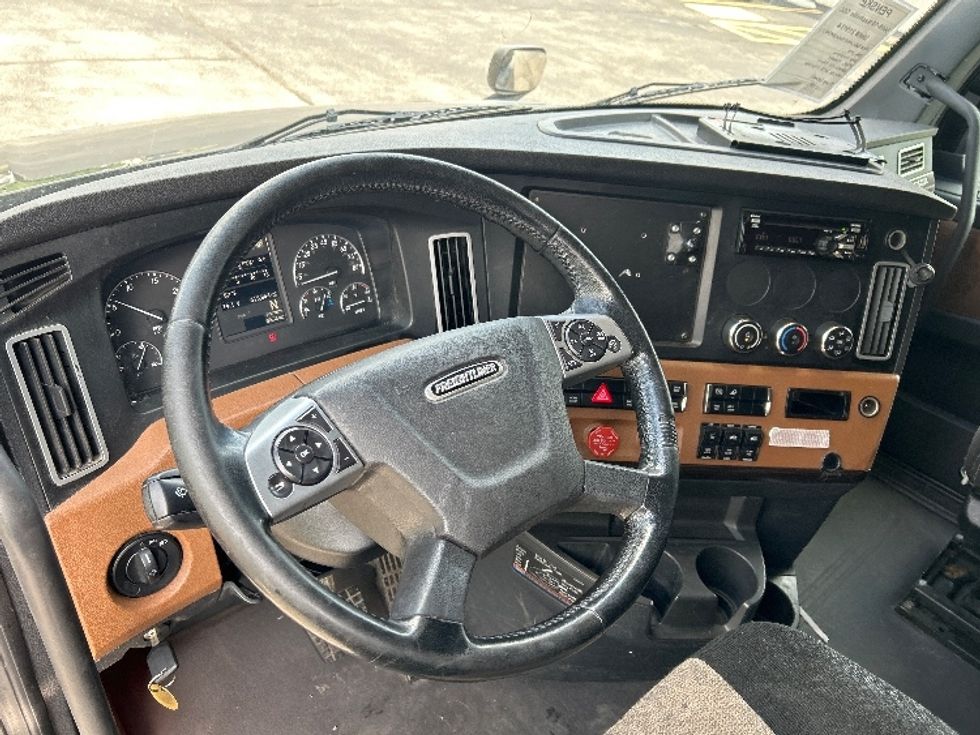 Sleeper Tractor-Heavy Duty Tractors-Freightliner-2019-T12664ST-Nashville (Mount Juliet)-TN-615,819\n\t\tmiles-$ 55,500 - Image 10