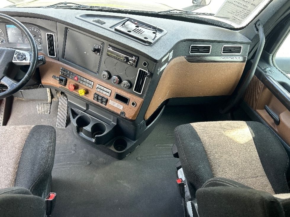 Sleeper Tractor-Heavy Duty Tractors-Freightliner-2019-T12664ST-Nashville (Mount Juliet)-TN-615,819\n\t\tmiles-$ 55,500 - Image 12