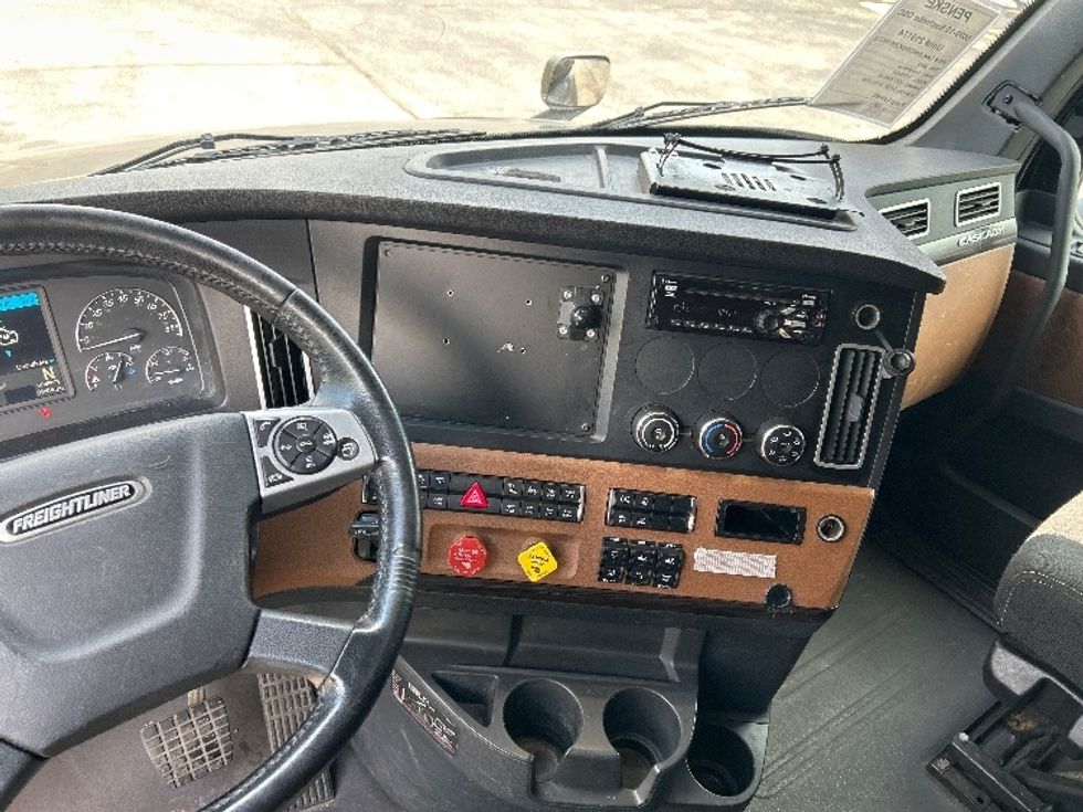 Sleeper Tractor-Heavy Duty Tractors-Freightliner-2019-T12664ST-Nashville (Mount Juliet)-TN-615,819\n\t\tmiles-$ 55,500 - Image 11