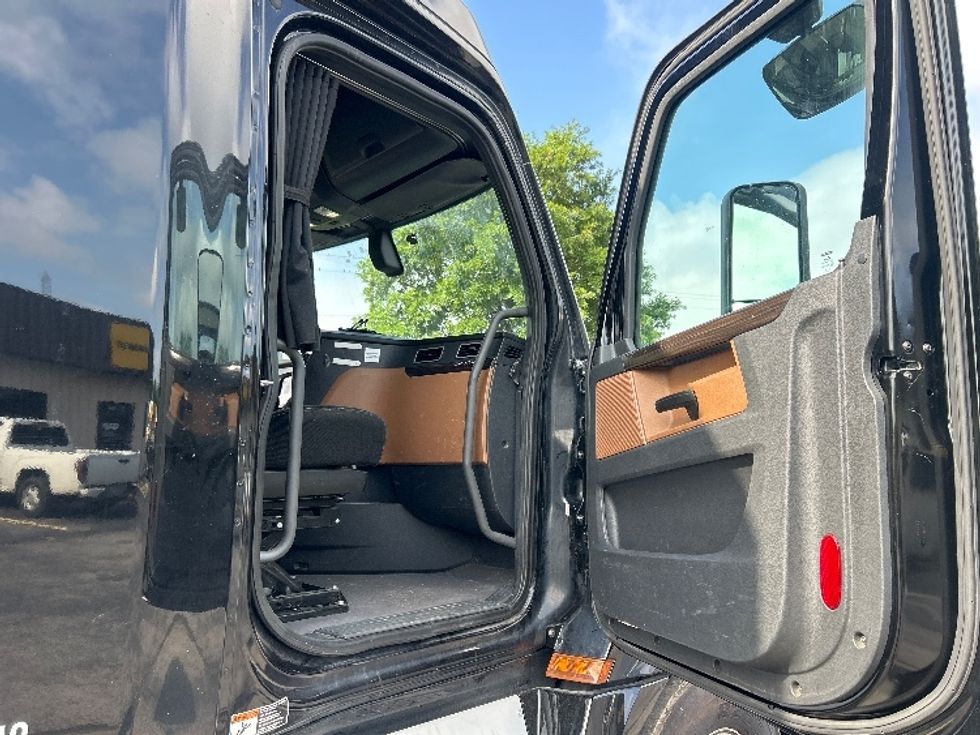 Sleeper Tractor-Heavy Duty Tractors-Freightliner-2019-T12664ST-Nashville (Mount Juliet)-TN-615,819\n\t\tmiles-$ 55,500 - Image 13