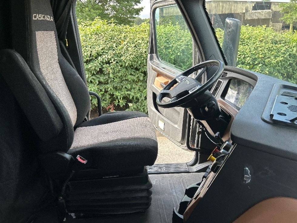 Sleeper Tractor-Heavy Duty Tractors-Freightliner-2019-T12664ST-Nashville (Mount Juliet)-TN-615,819\n\t\tmiles-$ 55,500 - Image 15