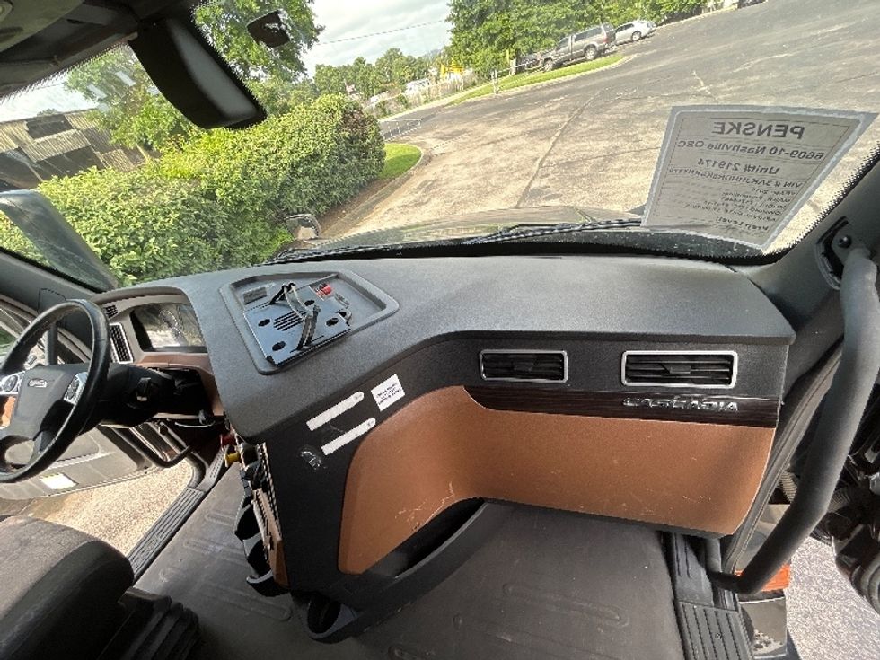 Sleeper Tractor-Heavy Duty Tractors-Freightliner-2019-T12664ST-Nashville (Mount Juliet)-TN-615,819\n\t\tmiles-$ 55,500 - Image 14