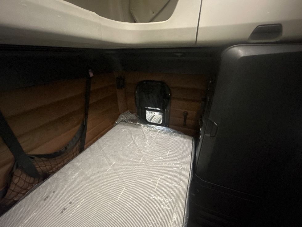 Sleeper Tractor-Heavy Duty Tractors-Freightliner-2019-T12664ST-Nashville (Mount Juliet)-TN-615,819\n\t\tmiles-$ 55,500 - Image 18