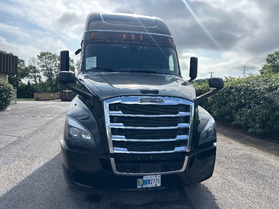 Sleeper Tractor-Heavy Duty Tractors-Freightliner-2019-T12664ST-Nashville (Mount Juliet)-TN-615,819\n\t\tmiles-$ 55,500 - Image 2