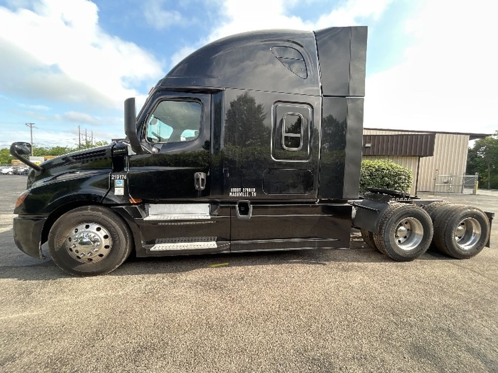 Sleeper Tractor-Heavy Duty Tractors-Freightliner-2019-T12664ST-Nashville (Mount Juliet)-TN-615,819\n\t\tmiles-$ 55,500 - Image 4