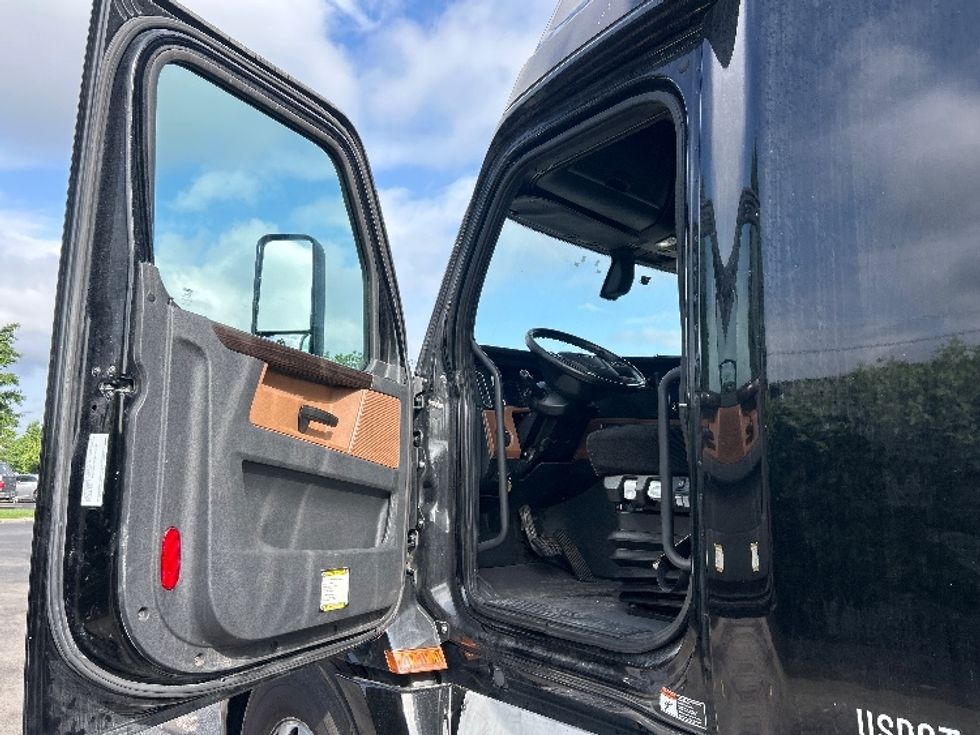 Sleeper Tractor-Heavy Duty Tractors-Freightliner-2019-T12664ST-Nashville (Mount Juliet)-TN-615,819\n\t\tmiles-$ 55,500 - Image 9