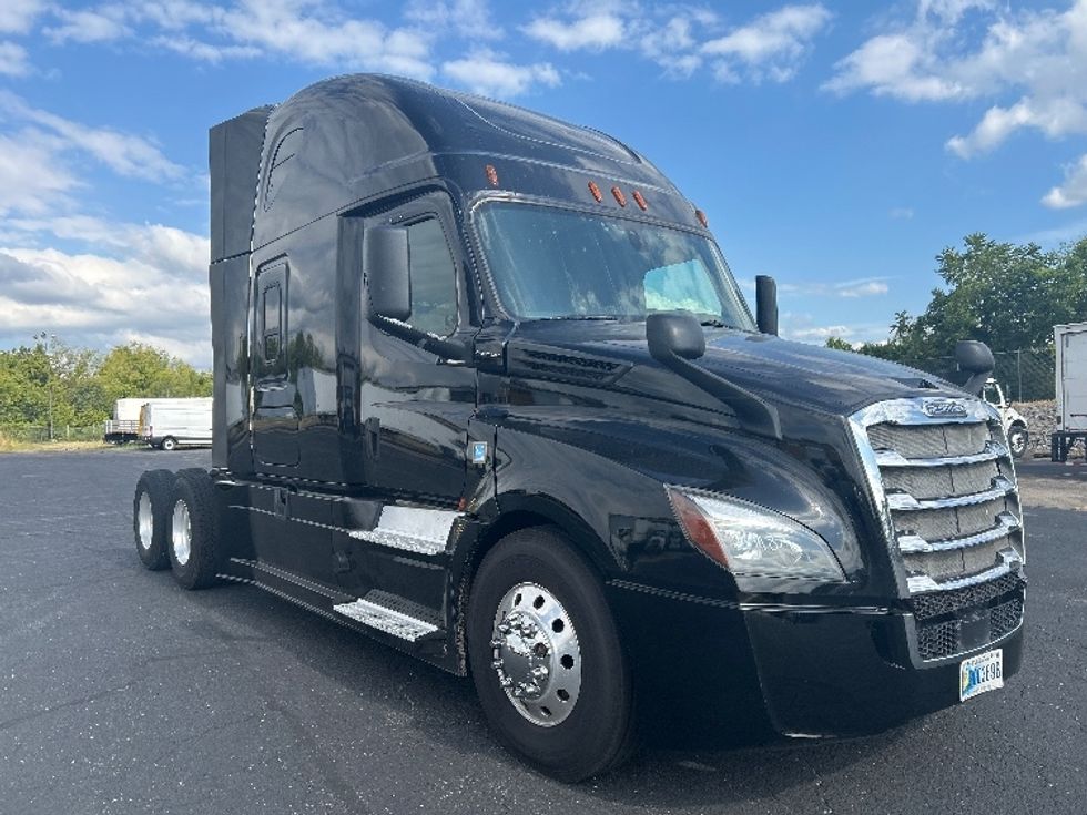 Sleeper Tractor-Heavy Duty Tractors-Freightliner-2019-T12664ST-Nashville (Mount Juliet)-TN-626,709\n\t\tmiles-$ 54,500 - Image 1