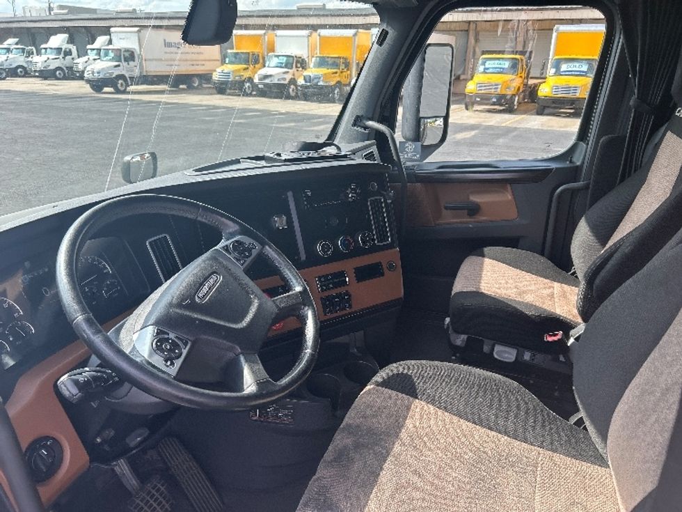 Sleeper Tractor-Heavy Duty Tractors-Freightliner-2019-T12664ST-Nashville (Mount Juliet)-TN-626,709\n\t\tmiles-$ 54,500 - Image 10