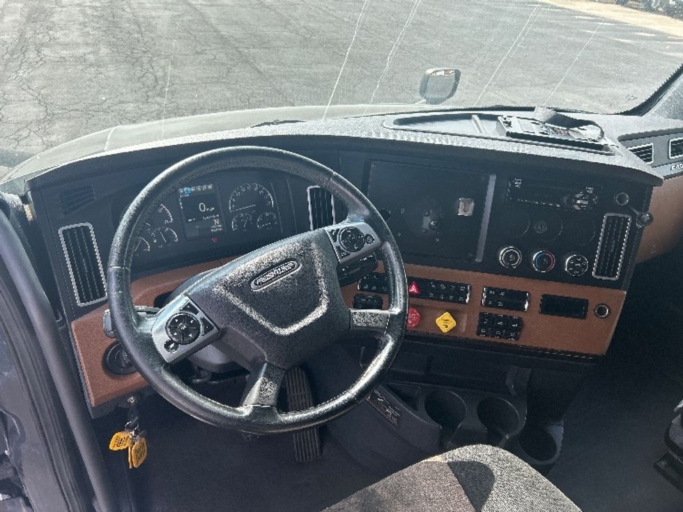 Sleeper Tractor-Heavy Duty Tractors-Freightliner-2019-T12664ST-Nashville (Mount Juliet)-TN-626,709\n\t\tmiles-$ 54,500 - Image 11