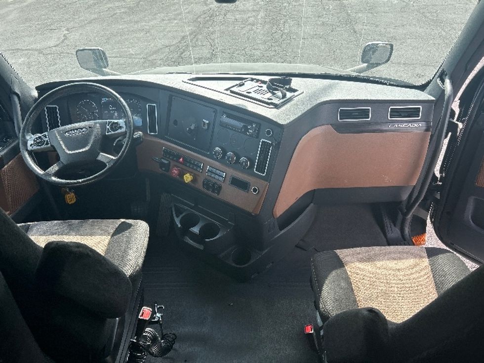 Sleeper Tractor-Heavy Duty Tractors-Freightliner-2019-T12664ST-Nashville (Mount Juliet)-TN-626,709\n\t\tmiles-$ 54,500 - Image 12