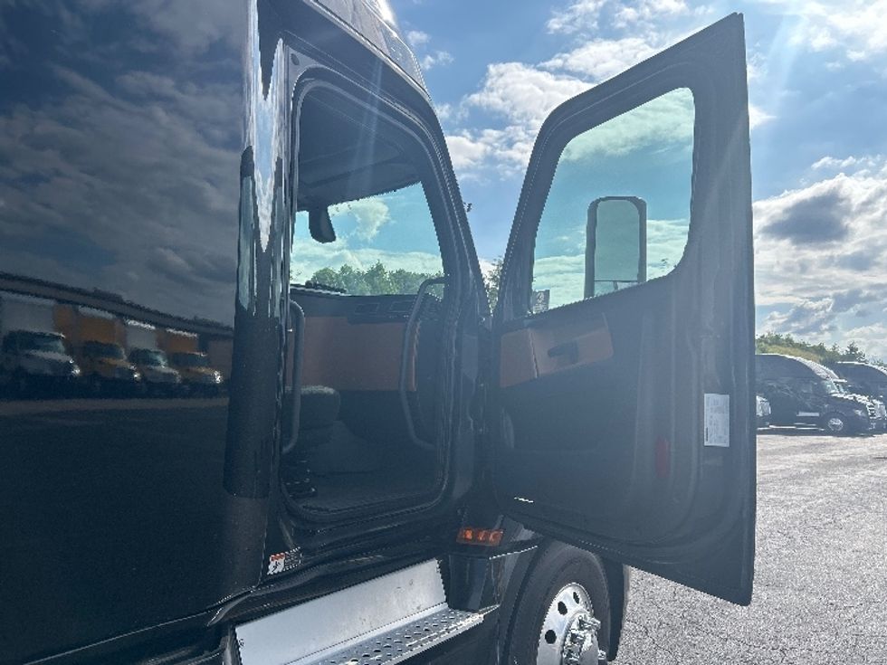 Sleeper Tractor-Heavy Duty Tractors-Freightliner-2019-T12664ST-Nashville (Mount Juliet)-TN-626,709\n\t\tmiles-$ 54,500 - Image 13