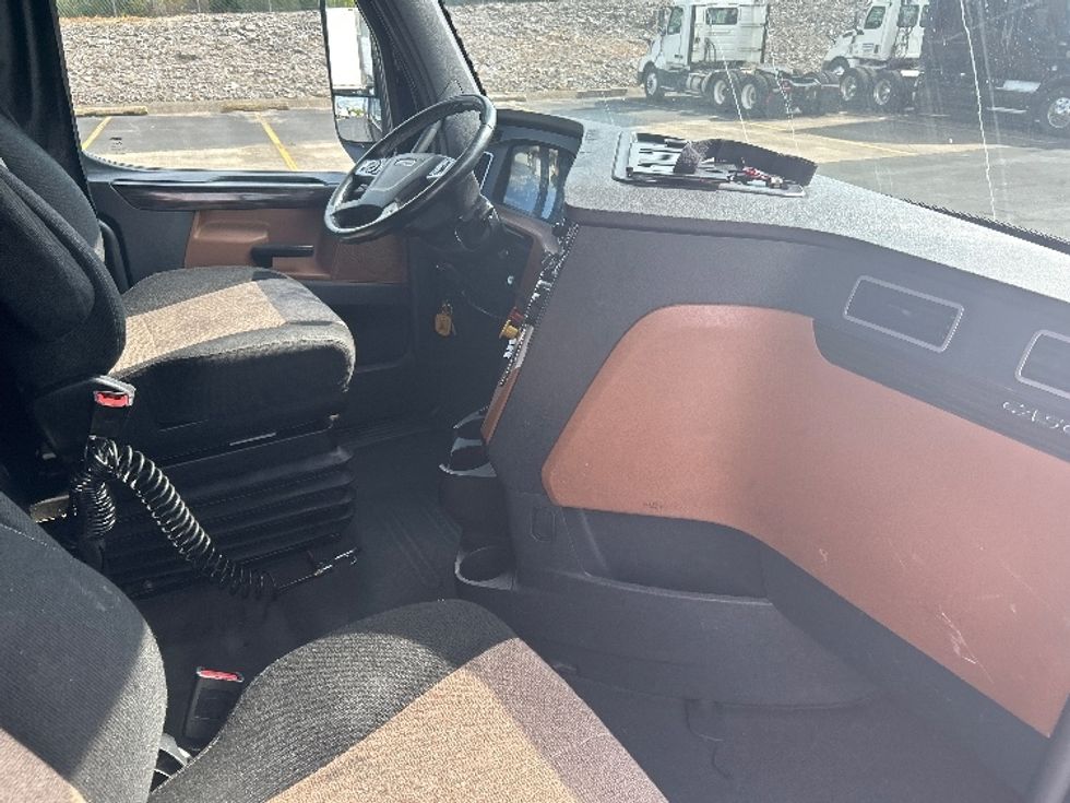 Sleeper Tractor-Heavy Duty Tractors-Freightliner-2019-T12664ST-Nashville (Mount Juliet)-TN-626,709\n\t\tmiles-$ 54,500 - Image 15