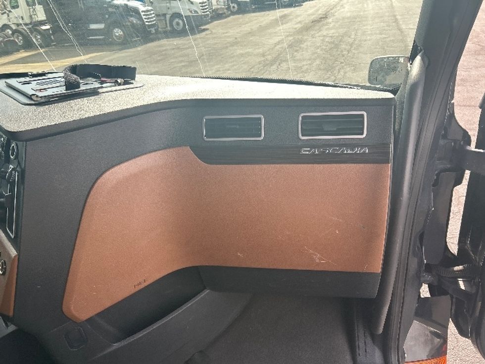 Sleeper Tractor-Heavy Duty Tractors-Freightliner-2019-T12664ST-Nashville (Mount Juliet)-TN-626,709\n\t\tmiles-$ 54,500 - Image 14