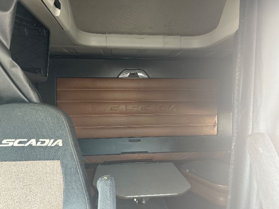 Sleeper Tractor-Heavy Duty Tractors-Freightliner-2019-T12664ST-Nashville (Mount Juliet)-TN-626,709\n\t\tmiles-$ 54,500 - Image 16