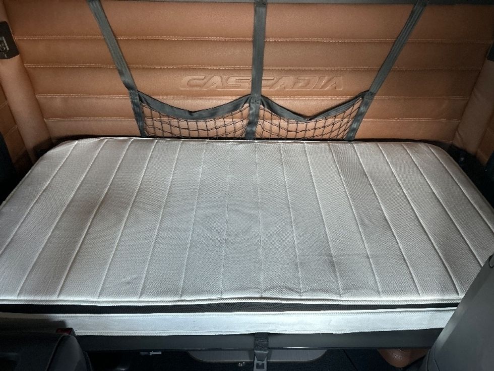 Sleeper Tractor-Heavy Duty Tractors-Freightliner-2019-T12664ST-Nashville (Mount Juliet)-TN-626,709\n\t\tmiles-$ 54,500 - Image 17